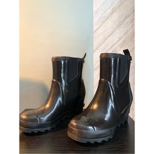 Sorel- Black Joan Chelsea Pull On Wedge Rain Boots